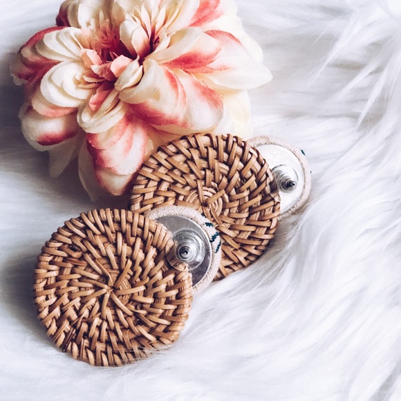 X S O L D X  Pineapple Rattan Straw Dangle - Picture 4 of 5